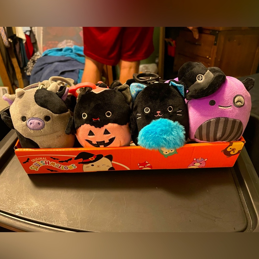 HALLOWEEN SQUISHMALLOW KEYCHAINS - 2024 NIB